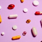 cachets de médicament sur un fond rose