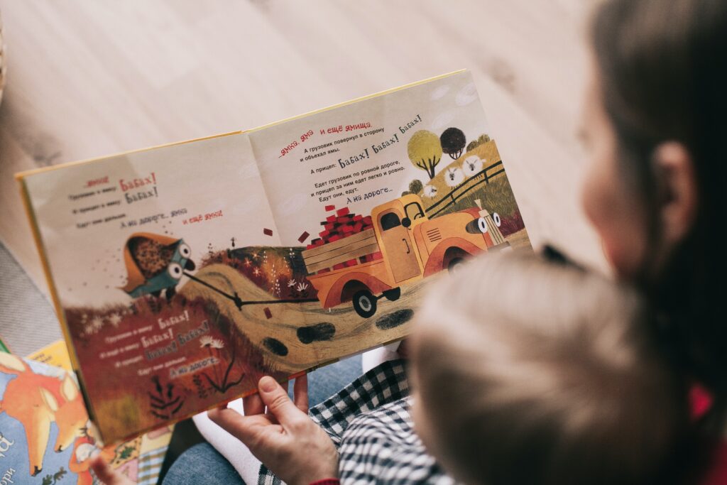 Maman qui lit une histoire à son enfant